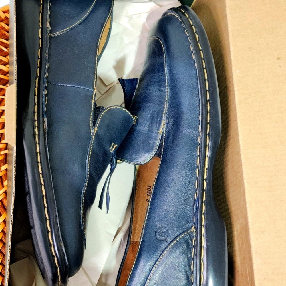 Born Antigua Ladies Navy Blue like new shoe size 8.5 M/W EURO 40